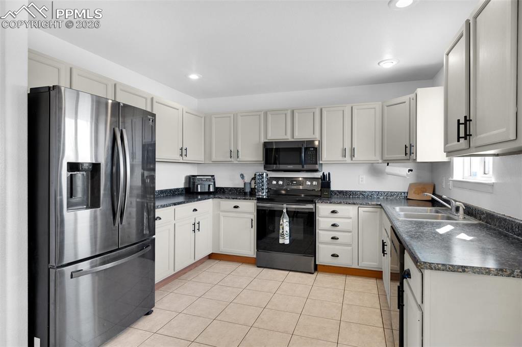 Image 3 of 20: Kitchen