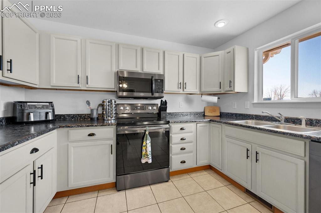 Image 5 of 20: Kitchen