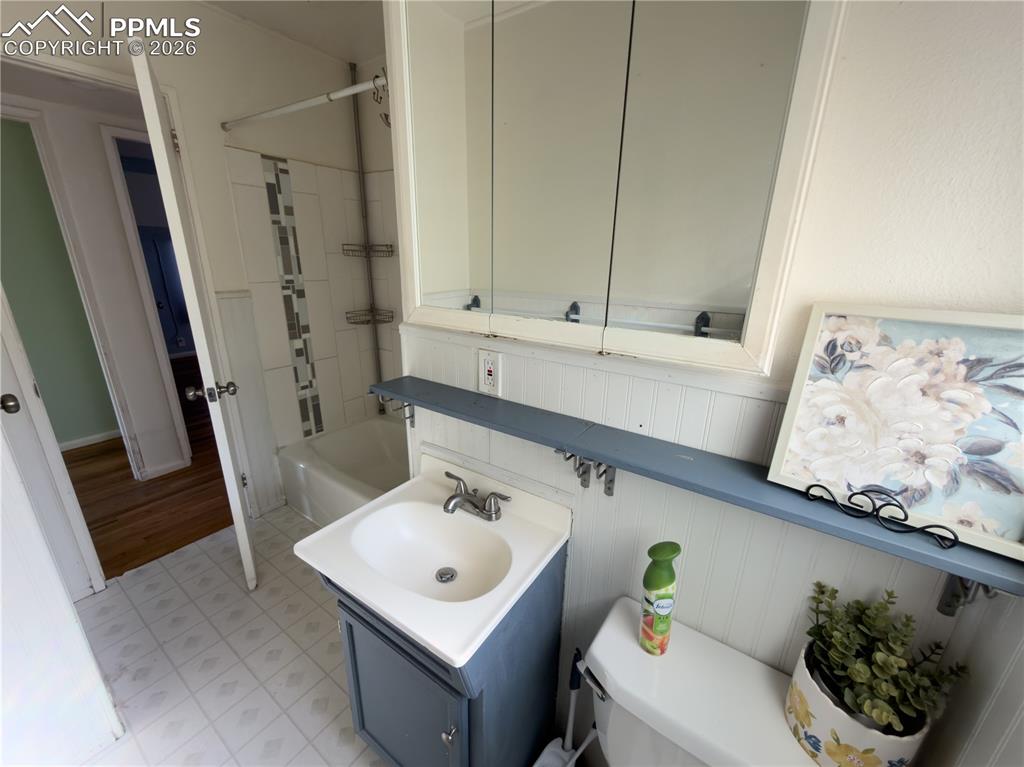 Image 14 of 21: Bathroom