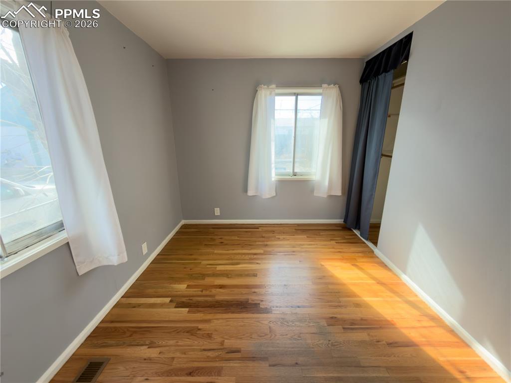 Image 15 of 21: Bedroom