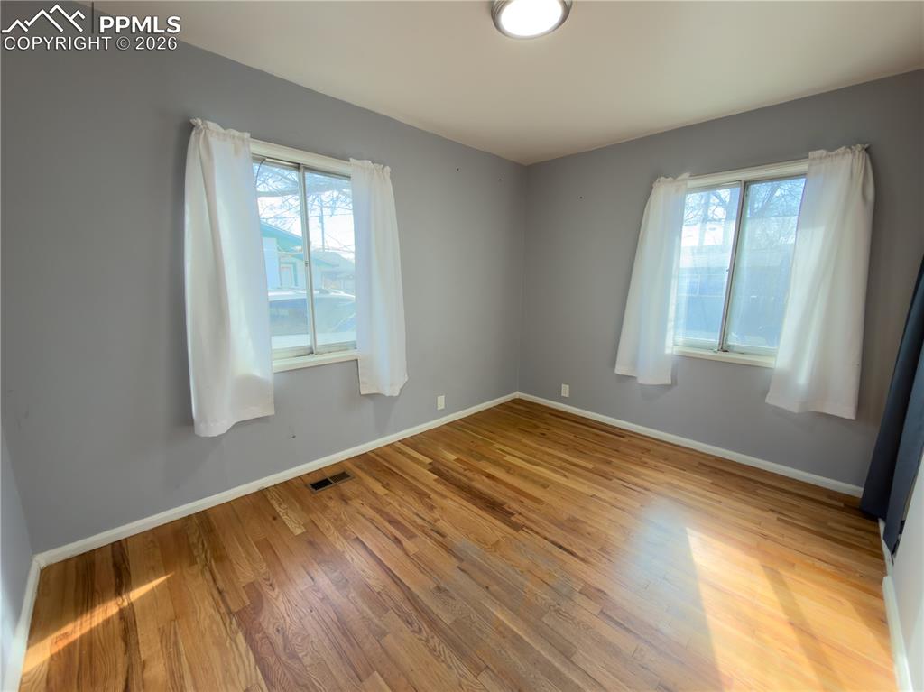 Image 16 of 21: Bedroom