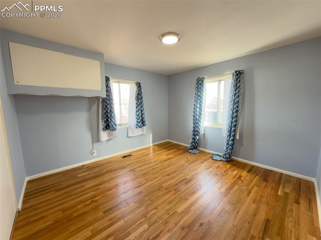 Image 17 of 21: Bedroom