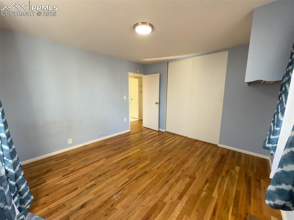 Image 18 of 21: Bedroom