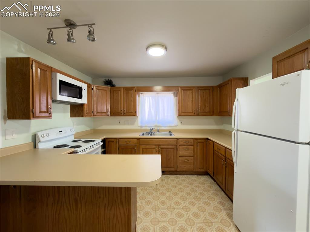 Image 8 of 21: Kitchen