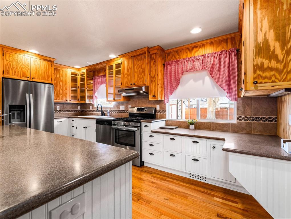 Image 12 of 24: Kitchen