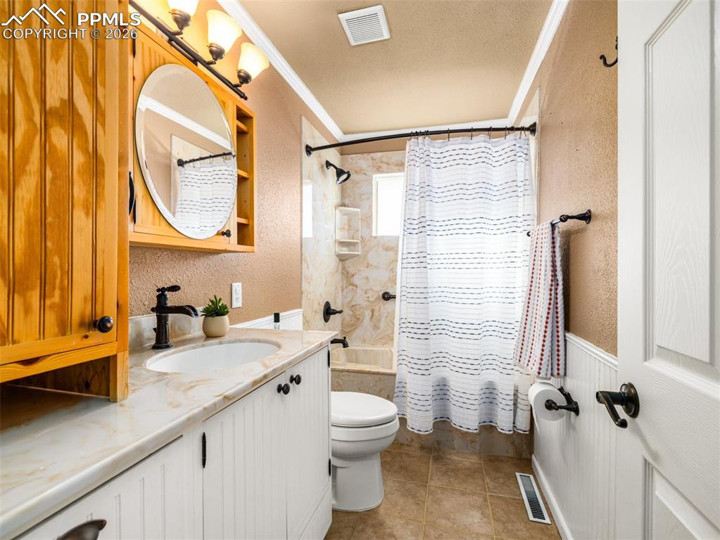 Image 17 of 24: Bathroom