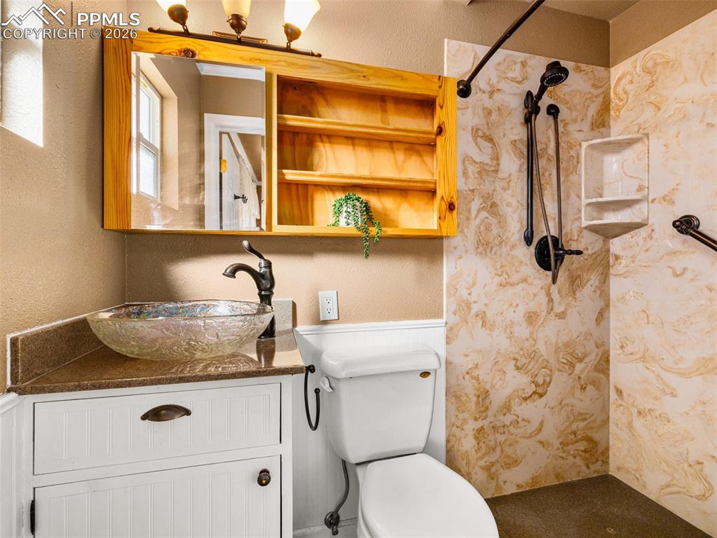 Image 20 of 24: Bathroom