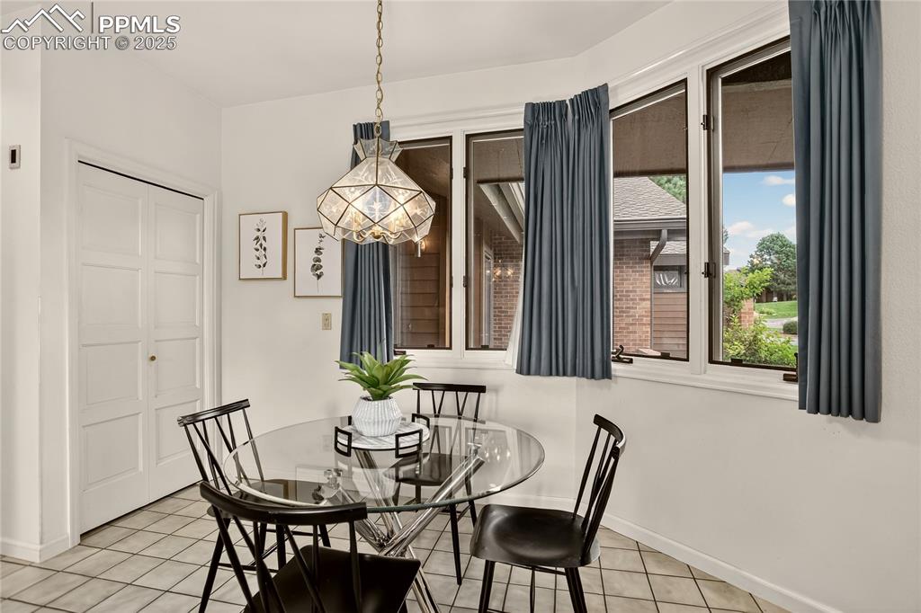 Image 14 of 41: Nook for casual dining

