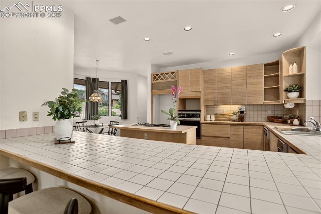 Image 17 of 41: Kitchen