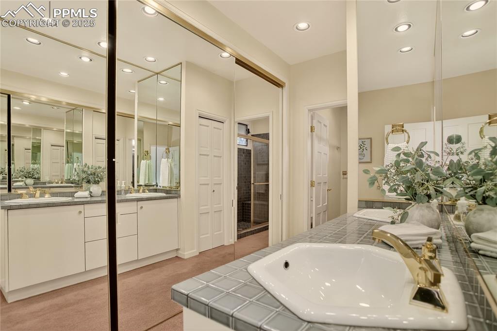 Image 25 of 41: 2nd ensuite on main