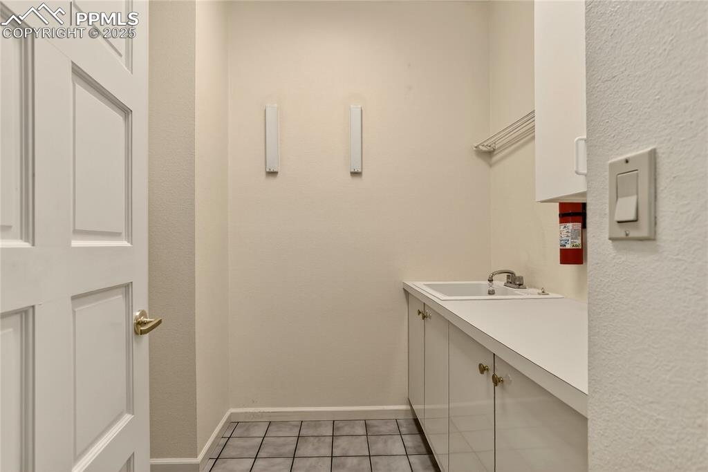 Image 26 of 41: Conveniently located on main between bedrooms.