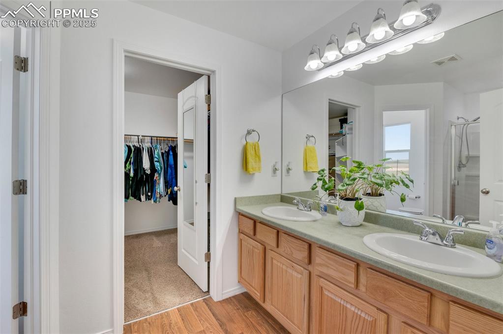 Image 19 of 42: Bathroom