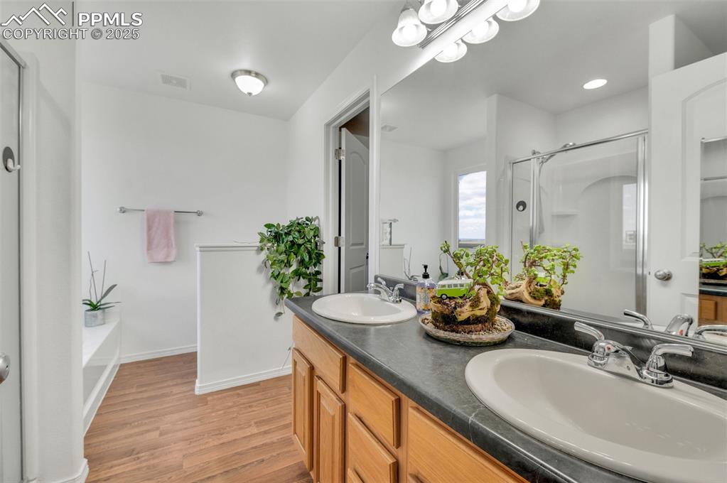 Image 23 of 42: Bathroom