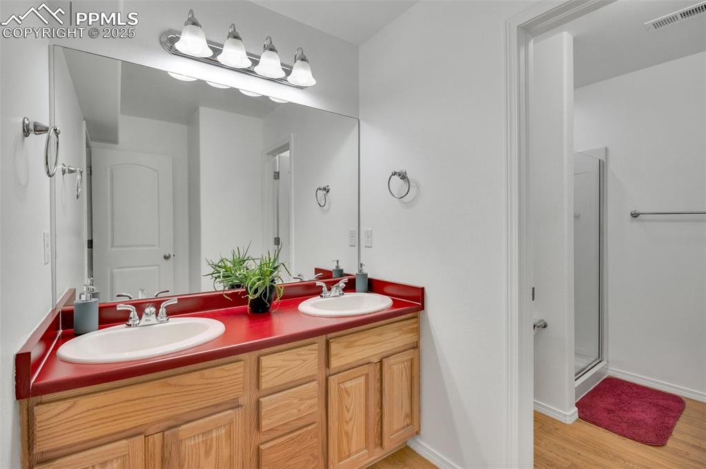 Image 31 of 42: Bathroom