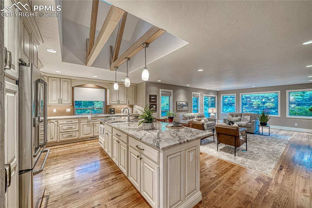 Image 14 of 50: Kitchen