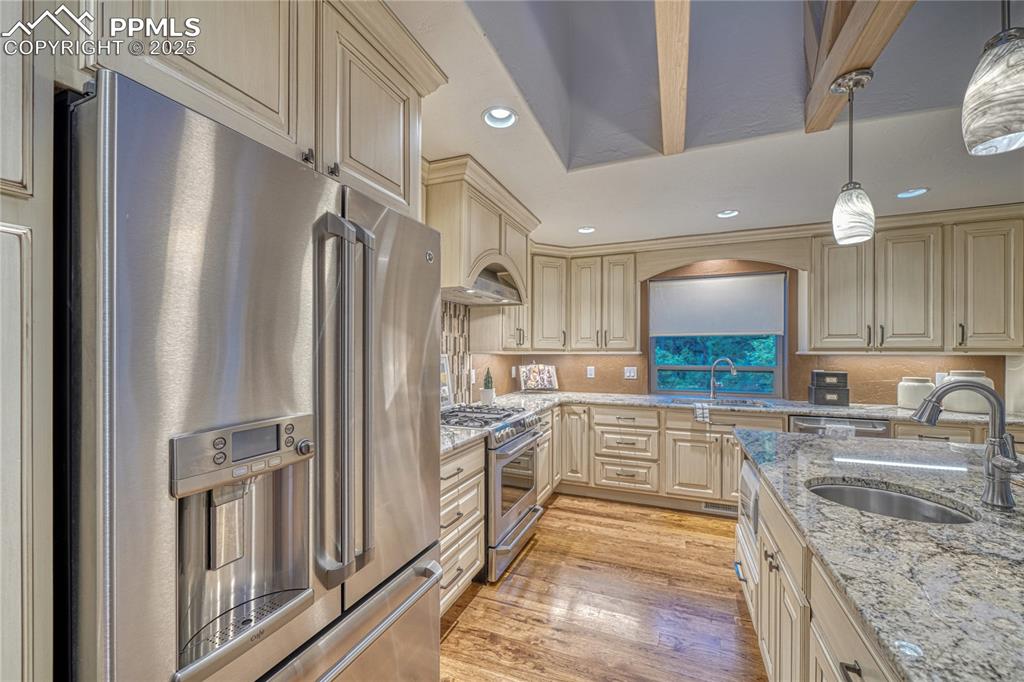 Image 15 of 50: Kitchen