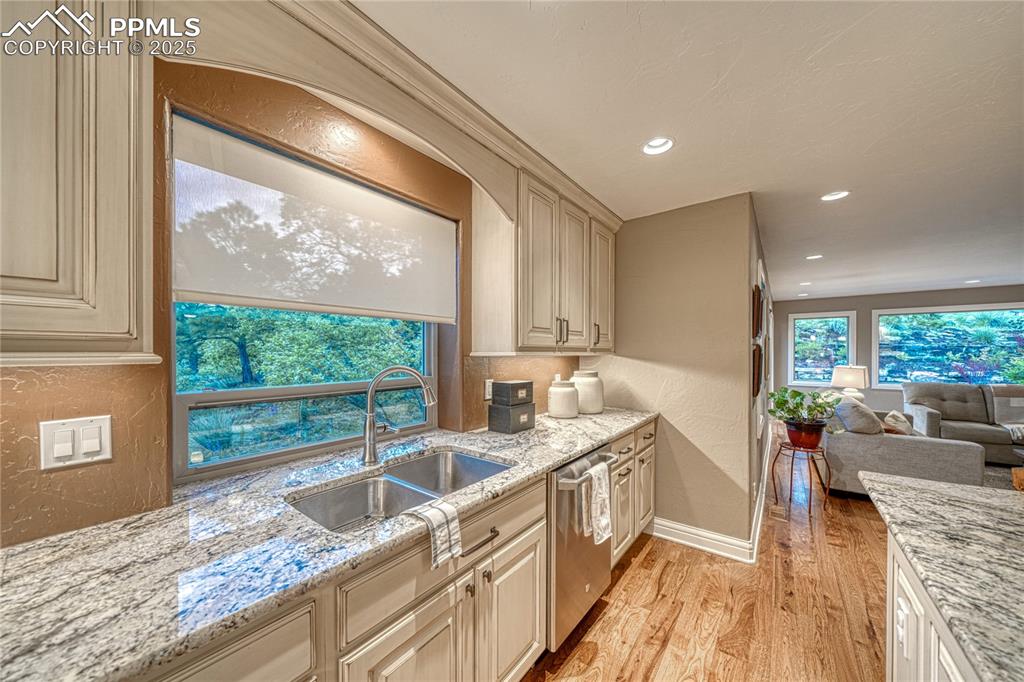Image 18 of 50: Kitchen