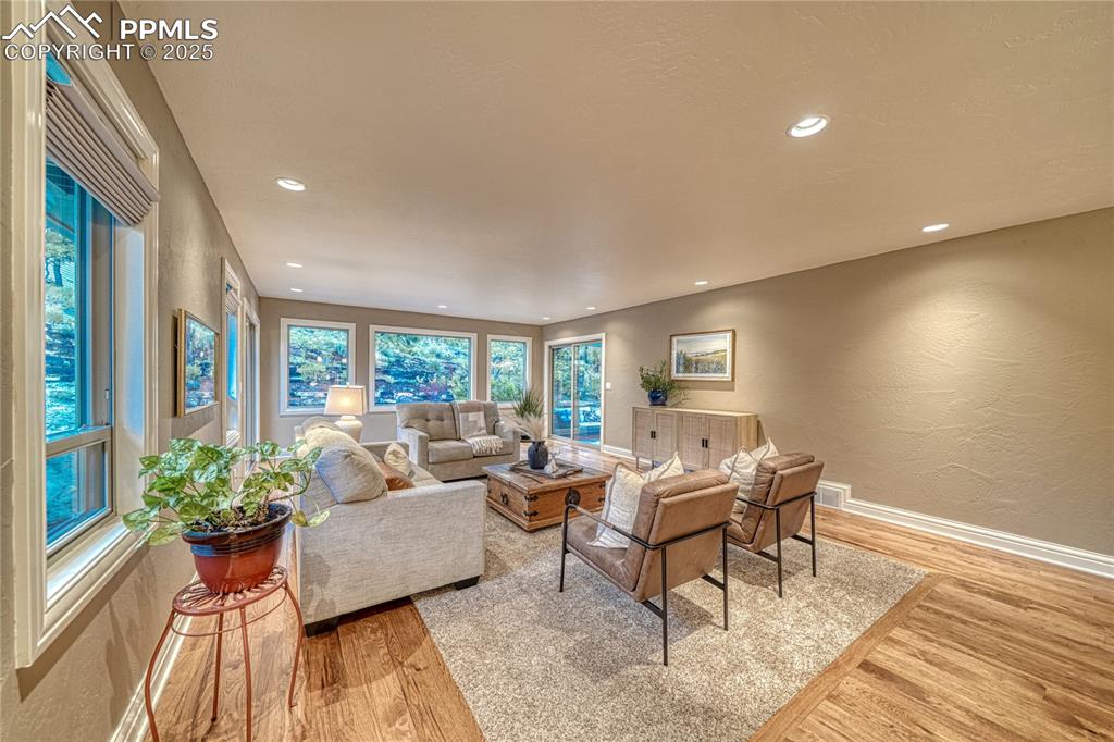 Image 19 of 50: Living Room