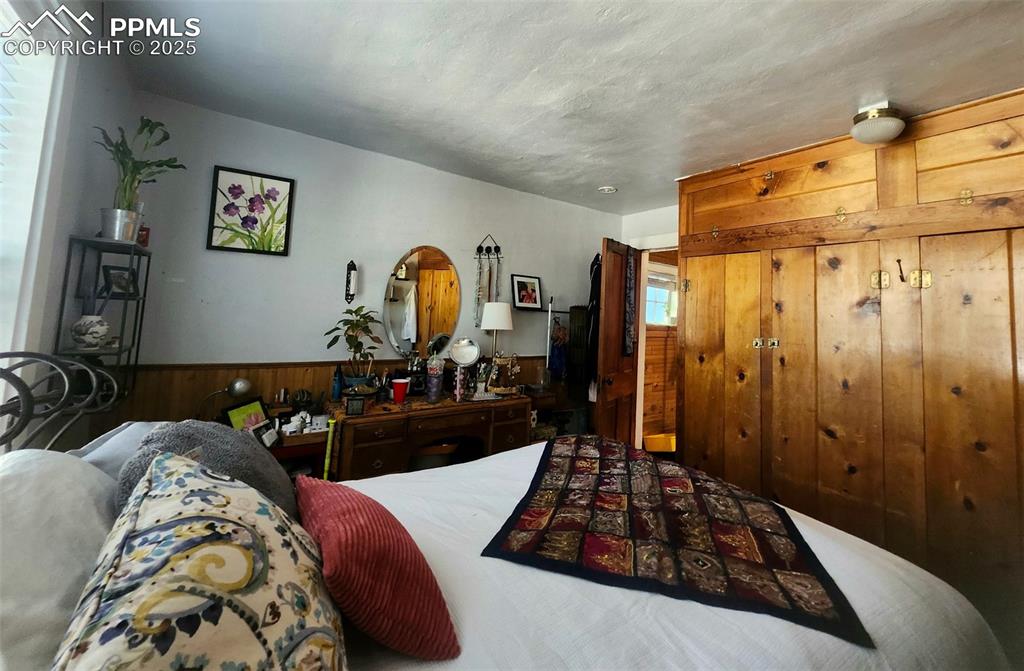 Image 14 of 36: Bedroom