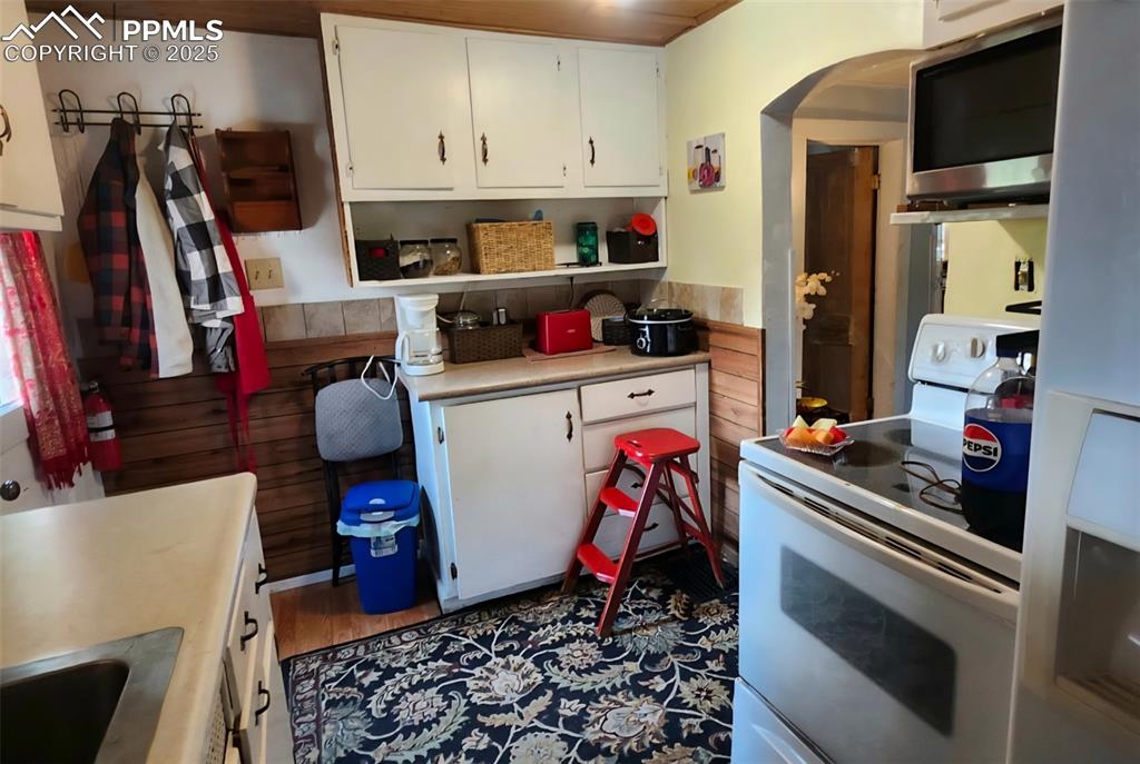 Image 19 of 36: Kitchen