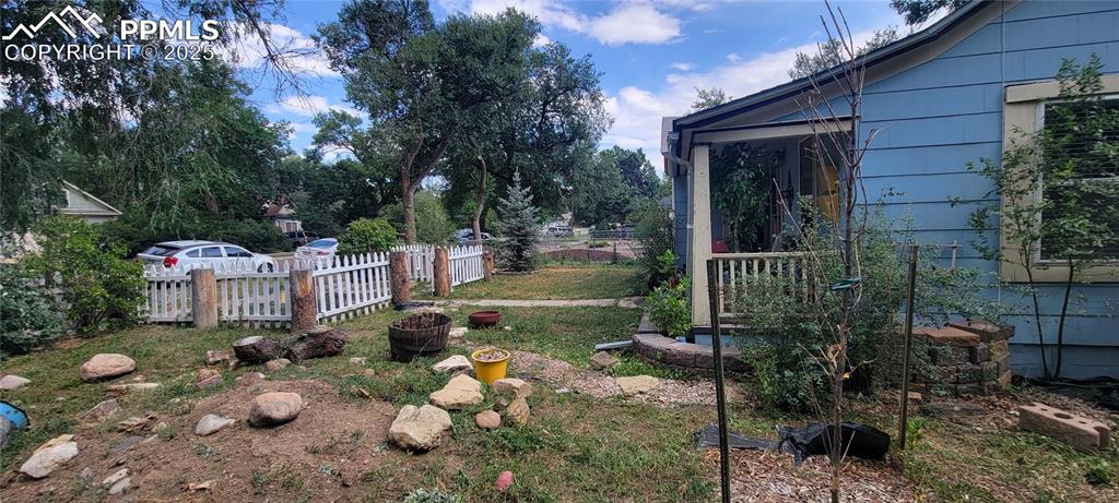 Image 4 of 36: Yard
