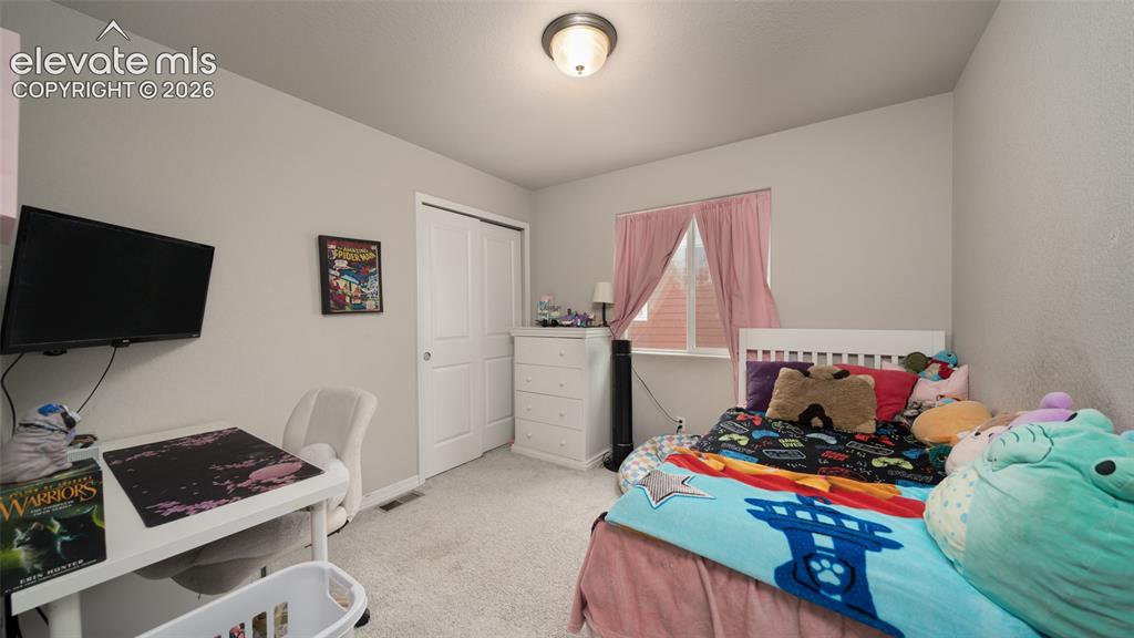 Image 14 of 15: Bedroom