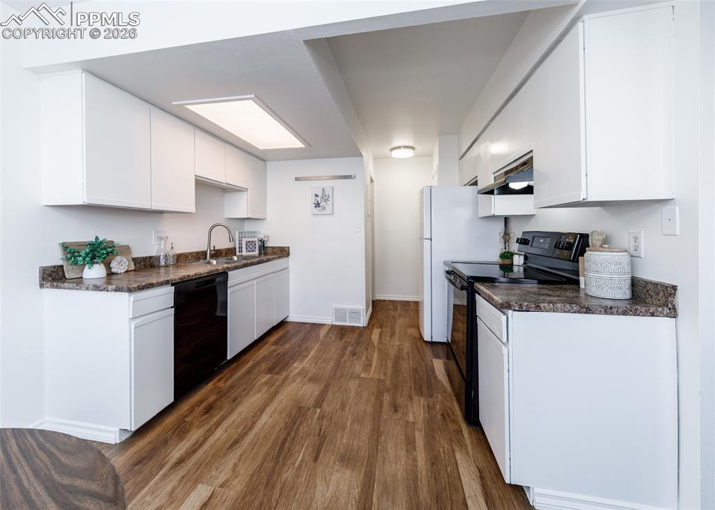 Image 10 of 33: Kitchen