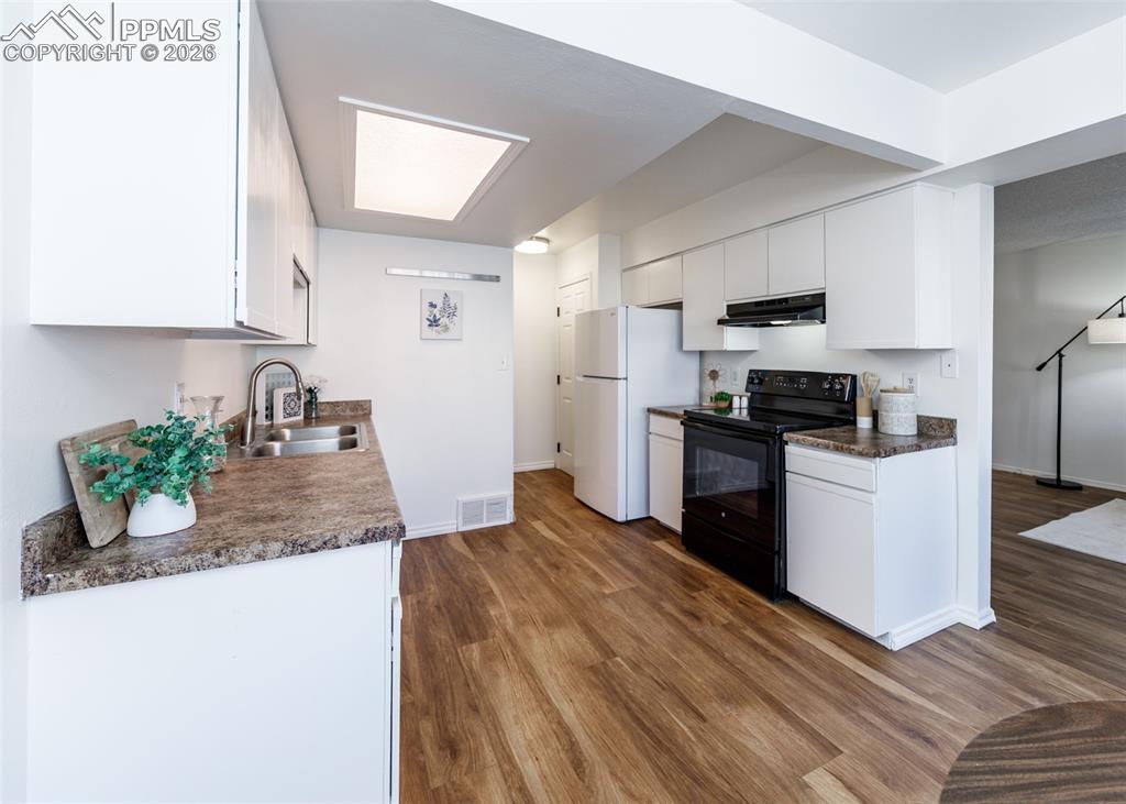 Image 11 of 33: Kitchen