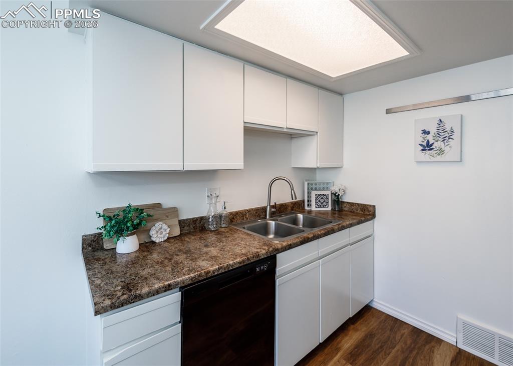 Image 12 of 33: Kitchen