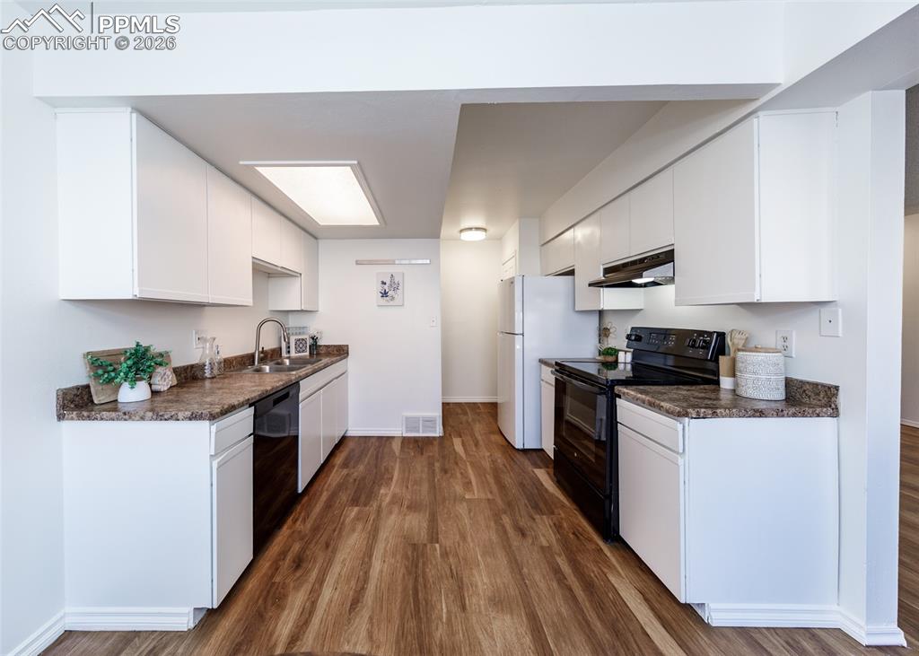 Image 15 of 33: Kitchen