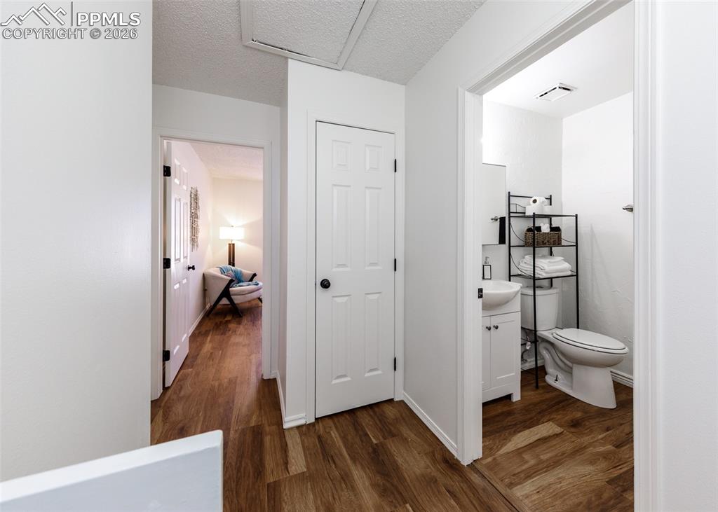 Image 22 of 33: Bathroom