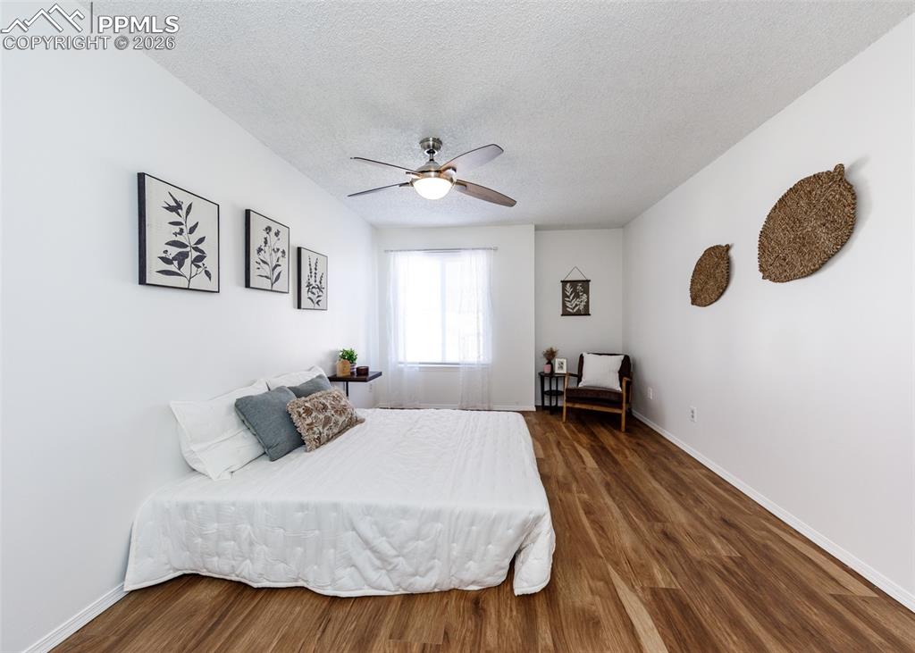 Image 27 of 33: Bedroom