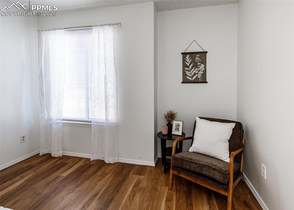 Image 28 of 33: Sitting Room