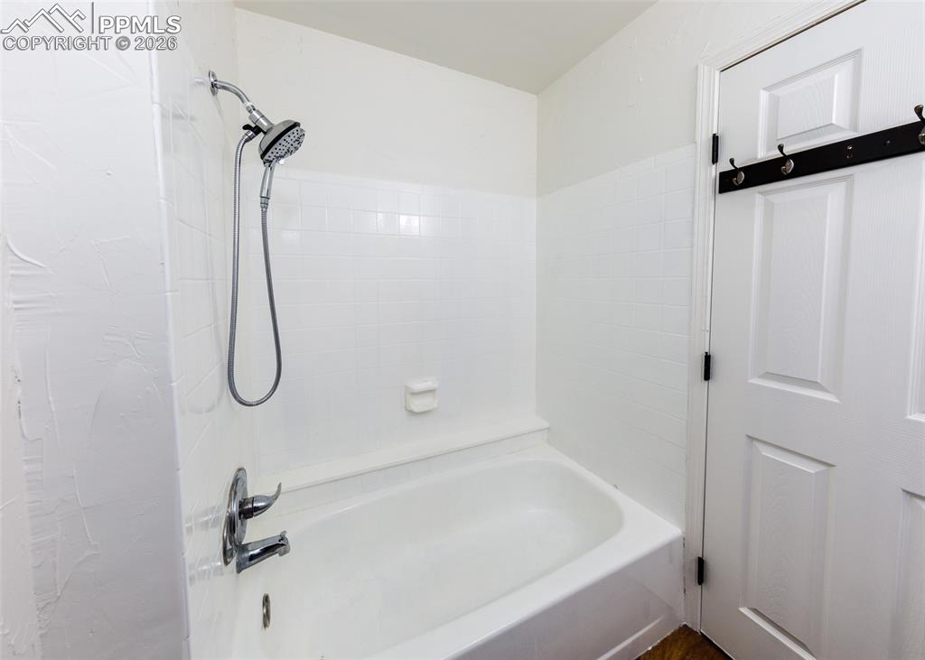 Image 33 of 33: Bathroom