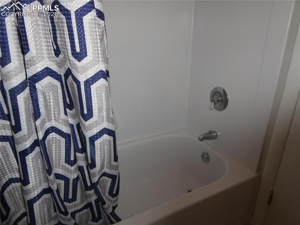 Image 23 of 43: Bathroom