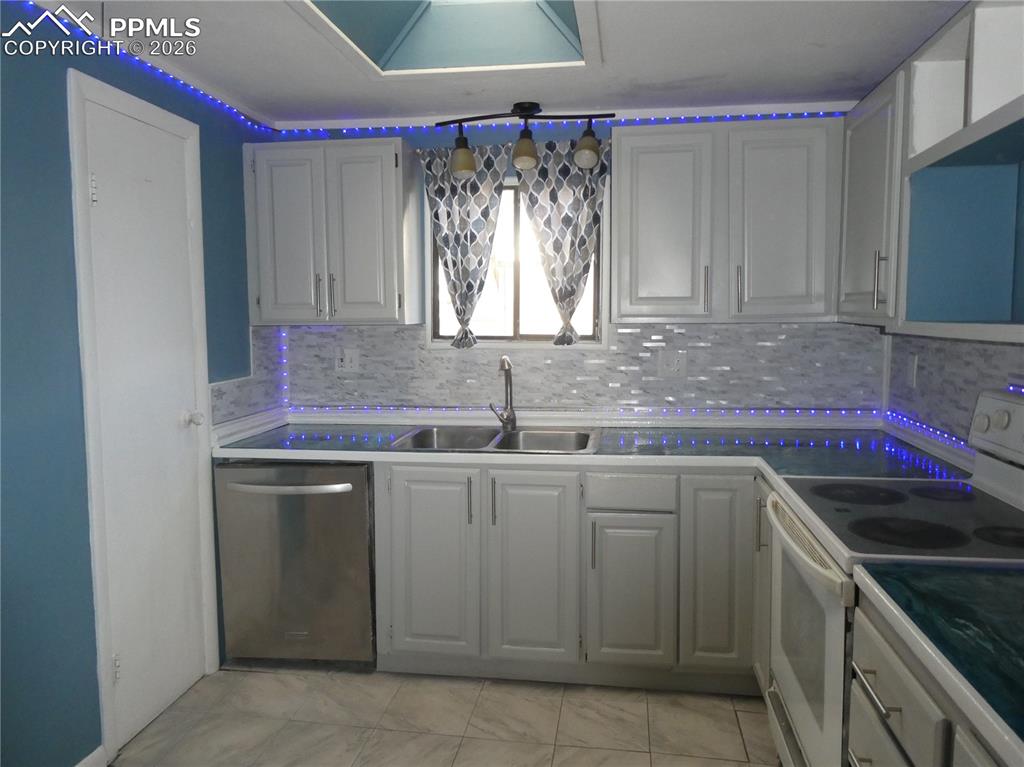 Image 3 of 43: Kitchen