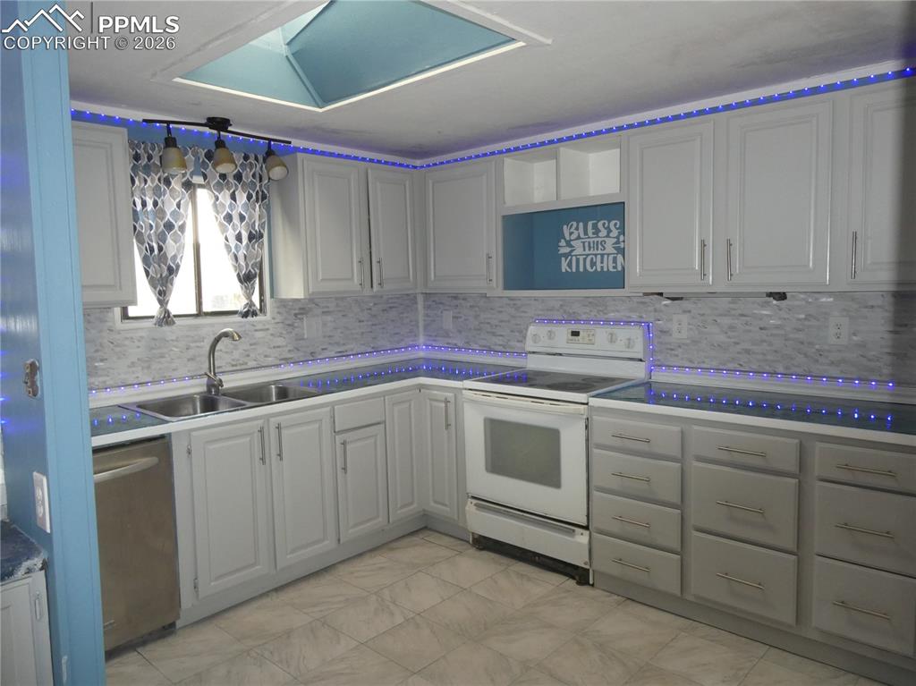 Image 4 of 43: Kitchen