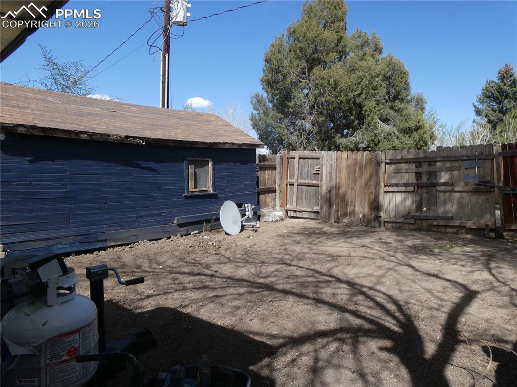 Image 41 of 43: Yard