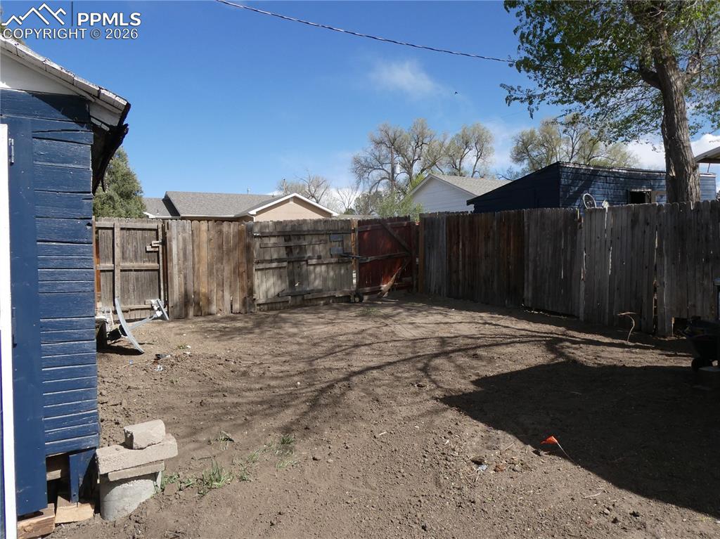 Image 42 of 43: Yard