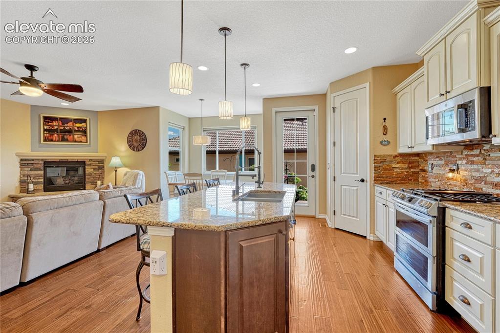 Image 19 of 48: Kitchen