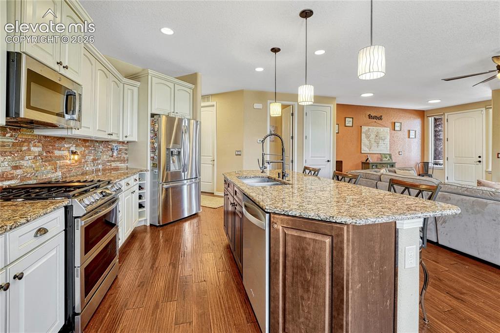 Image 20 of 48: Kitchen