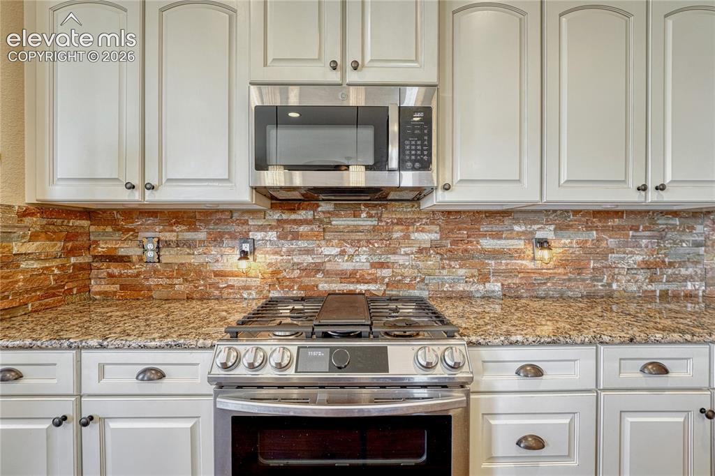 Image 21 of 48: Kitchen