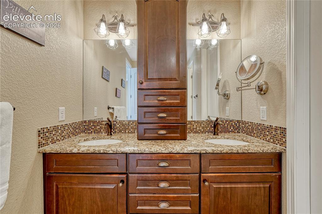 Image 34 of 48: Bathroom