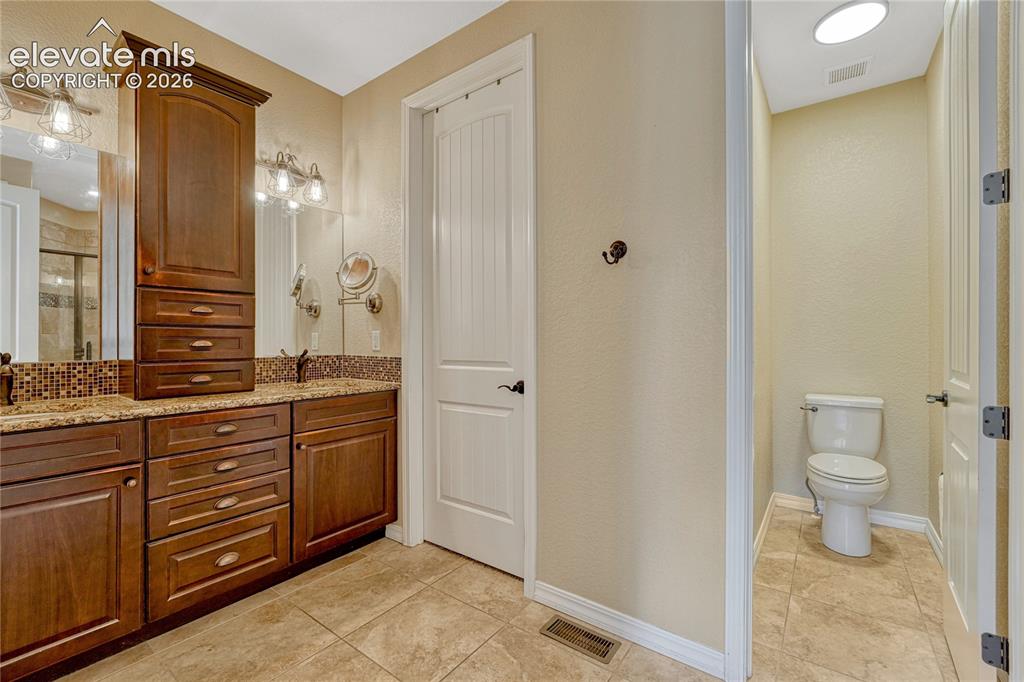 Image 35 of 48: Bathroom