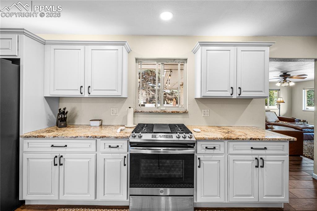 Image 12 of 45: Kitchen