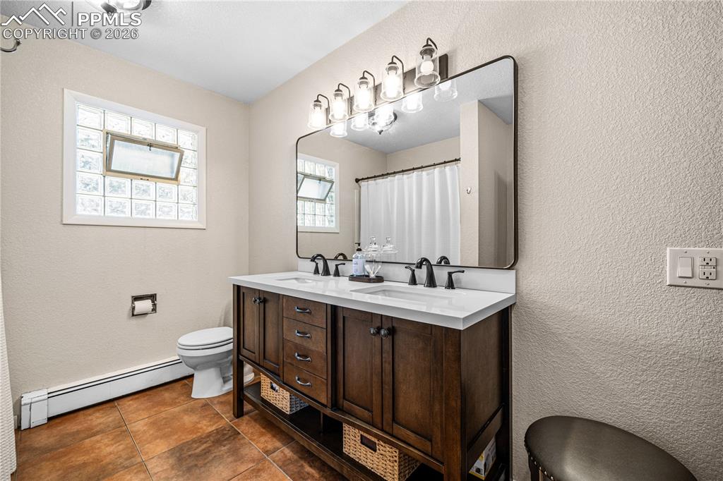 Image 19 of 45: Bathroom