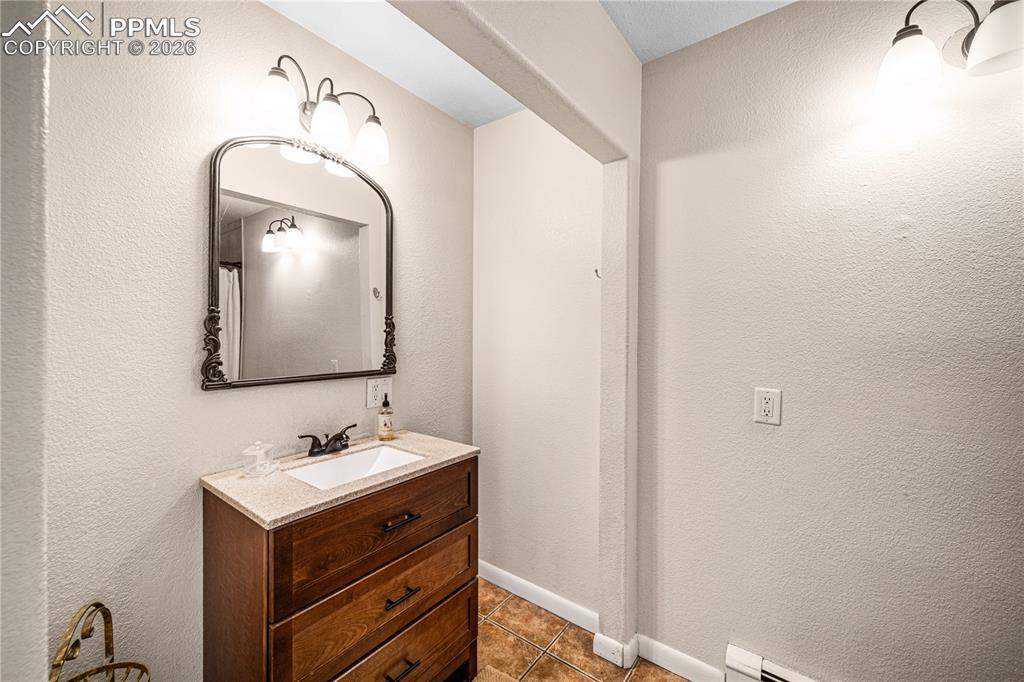 Image 22 of 45: Bathroom