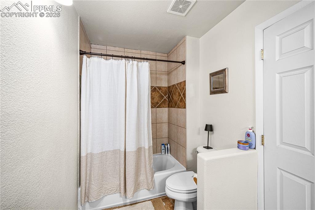 Image 24 of 45: Bathroom