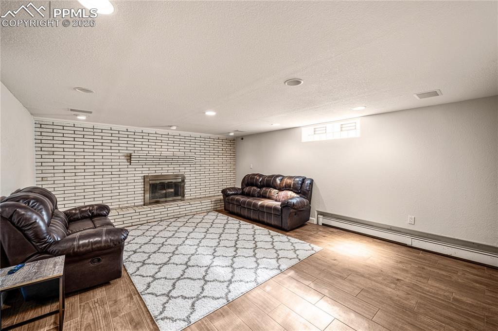 Image 25 of 45: Living Room