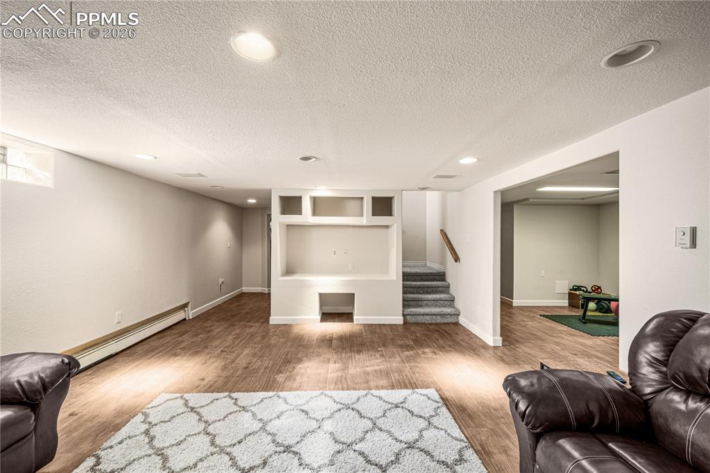 Image 32 of 45: Living Room